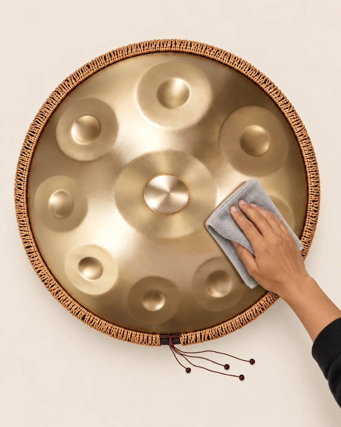 Entretenir son handpan : une main l'essuie avec un chiffon doux