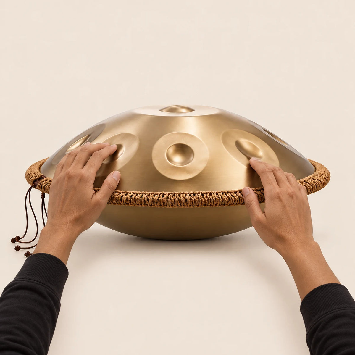 Famille handpan : un handpan en acier tenu entre les mains