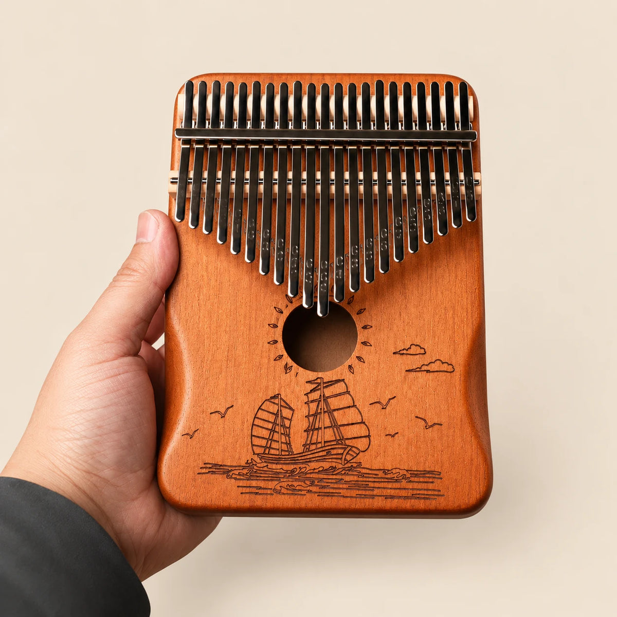 Famille kalimba : une kalimba 17 lames tenue en main