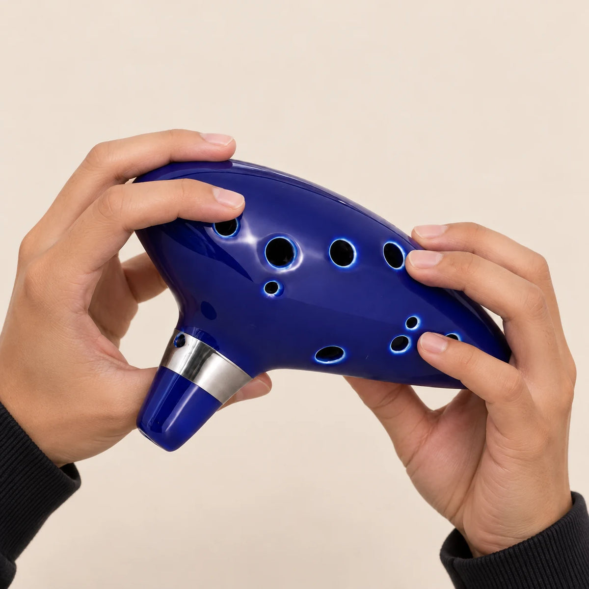 Famille ocarina : un ocarina tenu entre les mains